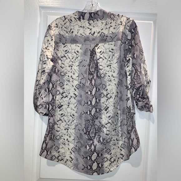 CHIC ❤️ Boutique faux snakeskin roll sleeve crossover women’s top size medium - Picture 9 of 12